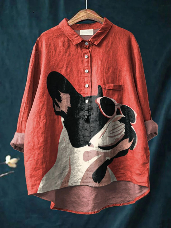 Samantha | Motif Décoratif de Bouledogue Français Portant des Lunettes de Soleil sur Fond Rouge Chemise Décontractée