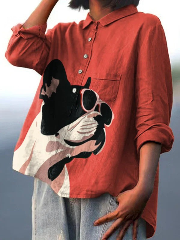 Samantha | Motif Décoratif de Bouledogue Français Portant des Lunettes de Soleil sur Fond Rouge Chemise Décontractée